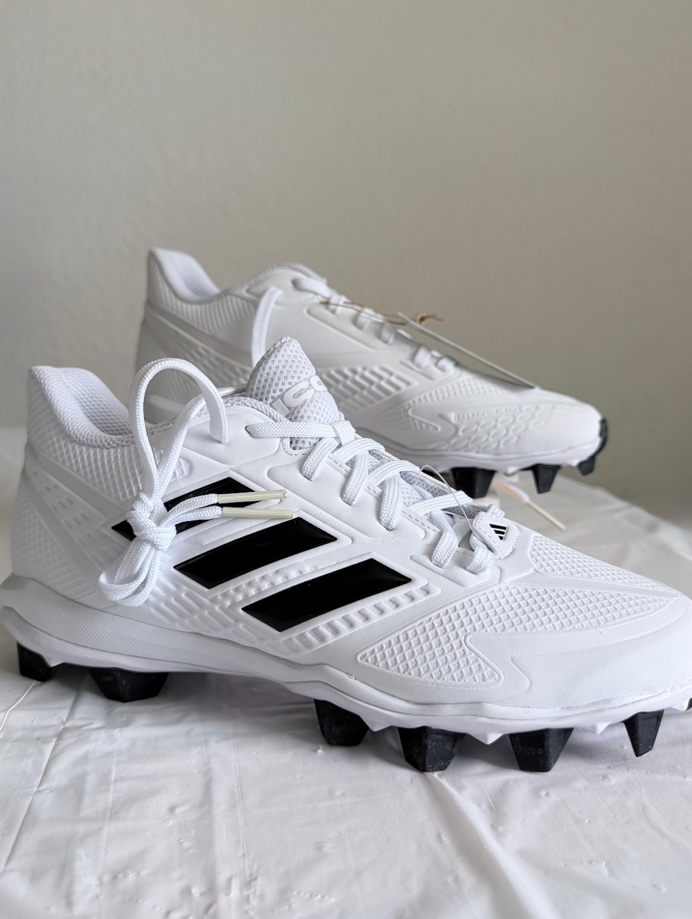 adidas Originals White and Black Athletic Cleats 8.5 Us New Without Box